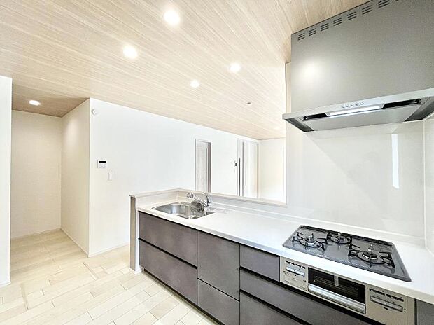 料理をしながらでもご家族との会話を楽しめる対面キッチン