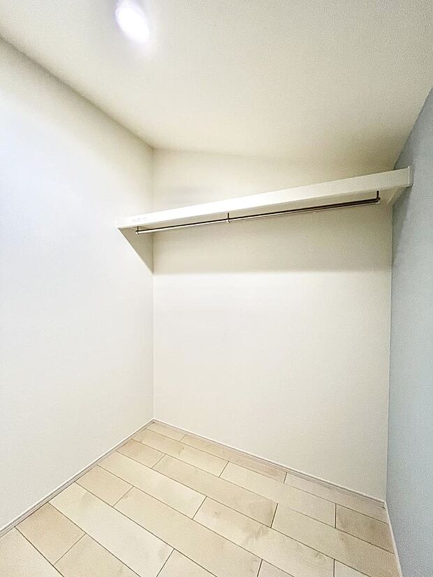 家族みんなの共有物を収納するのに便利なファミリークローク