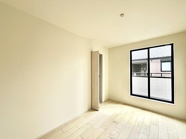 明るいバルコニーサイドに洋室を設置。目覚めの良い寝室に。