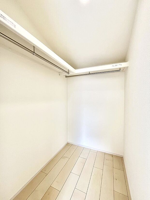 ウォークインクローゼット付きで生活空間を広く利用できます。