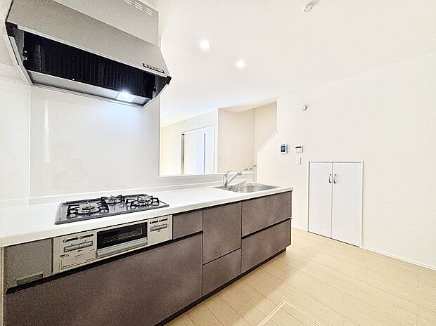 料理をしながらでもご家族との会話を楽しめる対面キッチン　