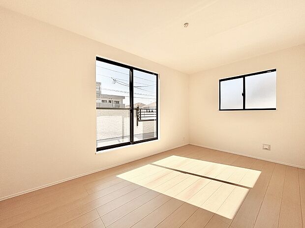 明るいバルコニーサイドに洋室を設置。目覚めの良い寝室に。