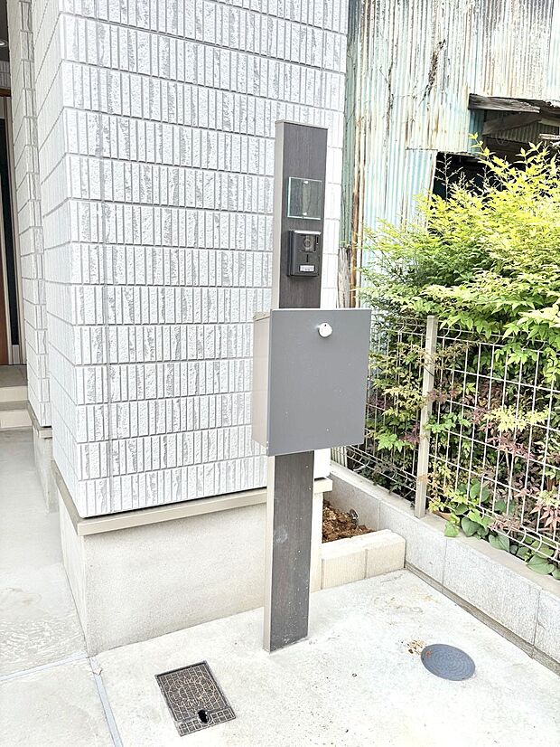 シンプルデザインのポスト。