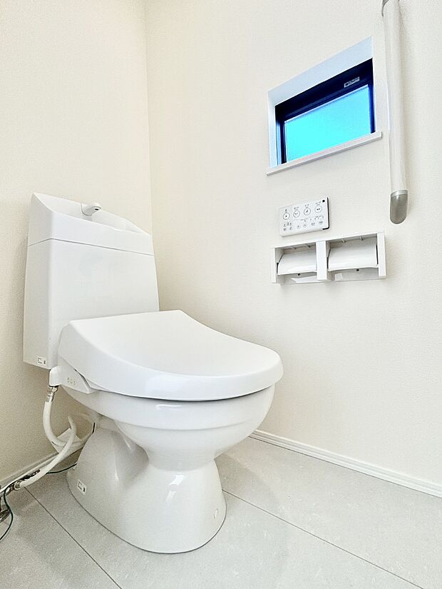 明るく清潔感のあるトイレです。