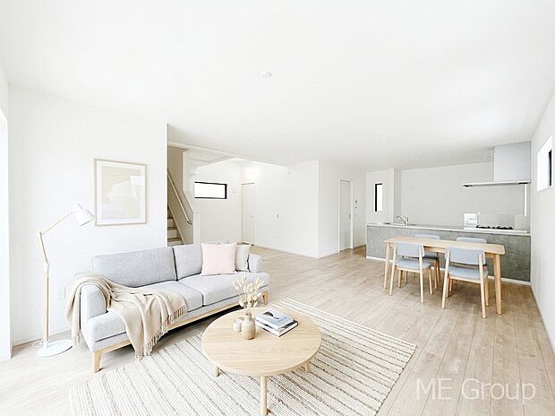 家族の和やかな会話が聞こえてきそう。開放感のあるリビングです。※家具はCGです