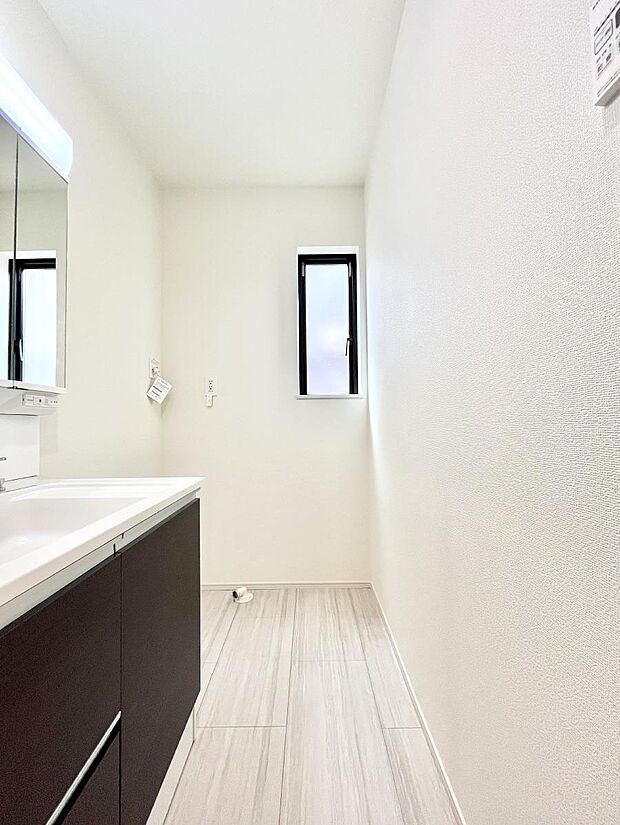 明るい洗面所は毎朝の身支度も楽しくできちゃいそうです。