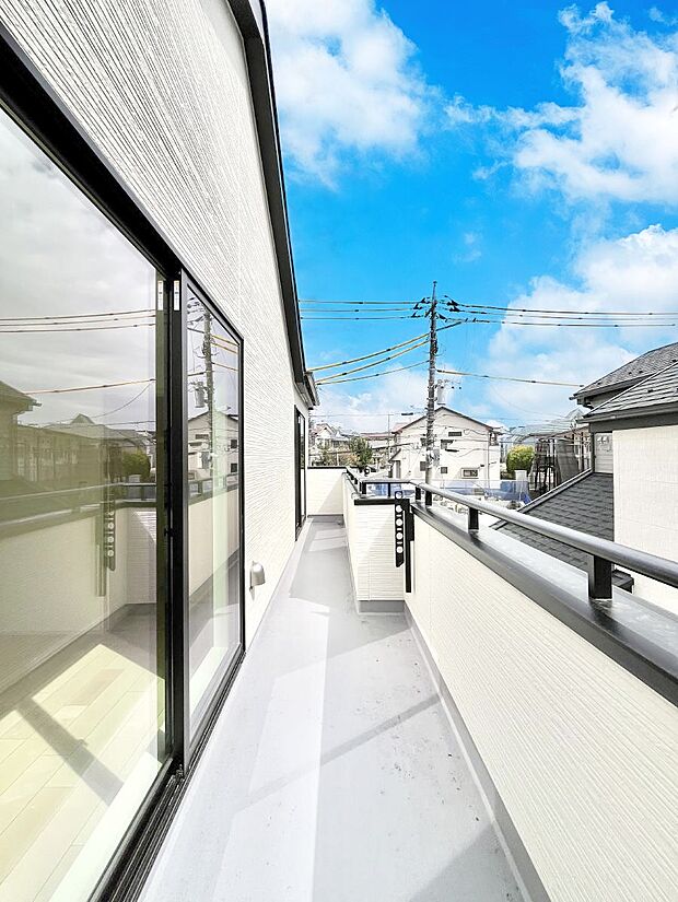 南向きのバルコニー!ご家族の洗濯物はもちろん、お布団もたっぷり干せます!