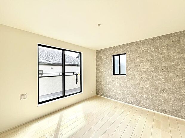 バルコニーが開放感をプラスしてくれる洋室