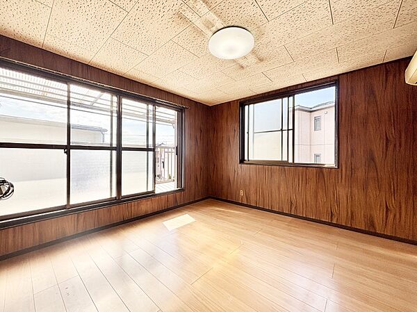 バルコニーが開放感をプラスしてくれる洋室