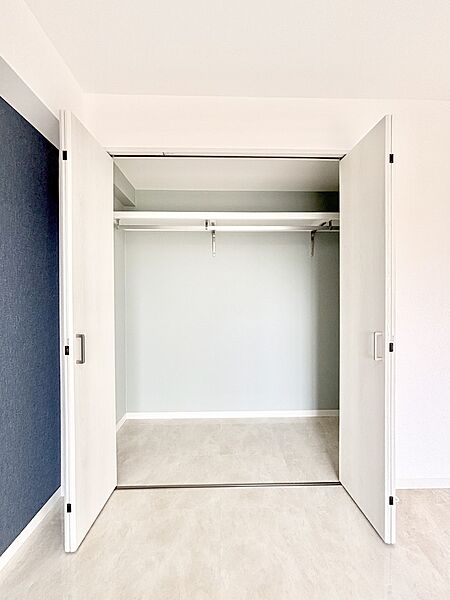 洋室クローゼット。奥行きがあるので厚手の衣類もすっきり収納できます。