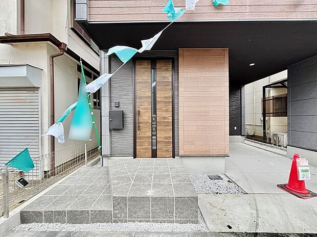 玄関前は雨が降っても濡れにくい屋根付き 