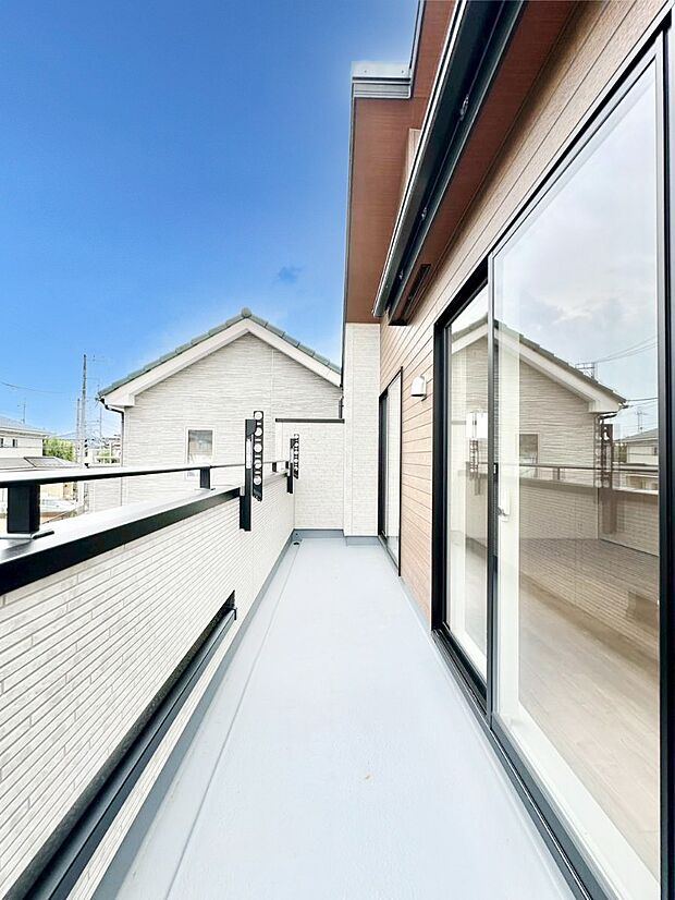 暖かな陽光が降り注ぐバルコニーはお洗濯におすすめ。爽やかな風も心地よいです。