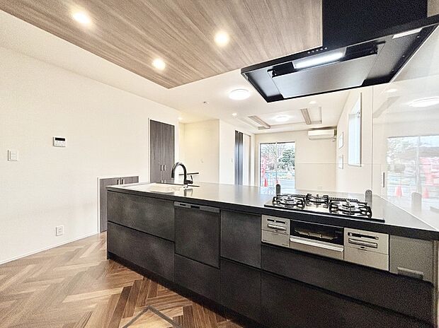 リビングで遊ぶお子様を見守りながらお料理ができる対面キッチン