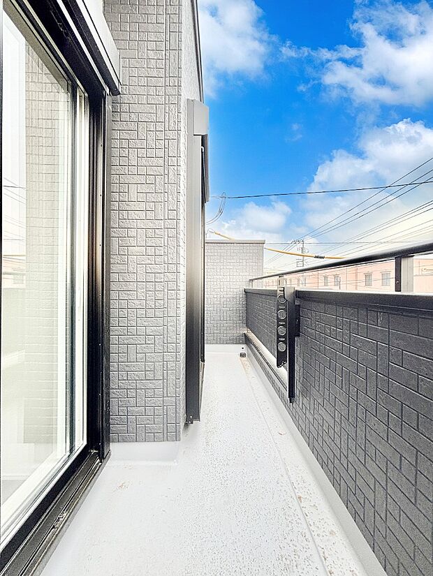 ゆったりバルコニーだから沢山お洗濯ものを干せます。