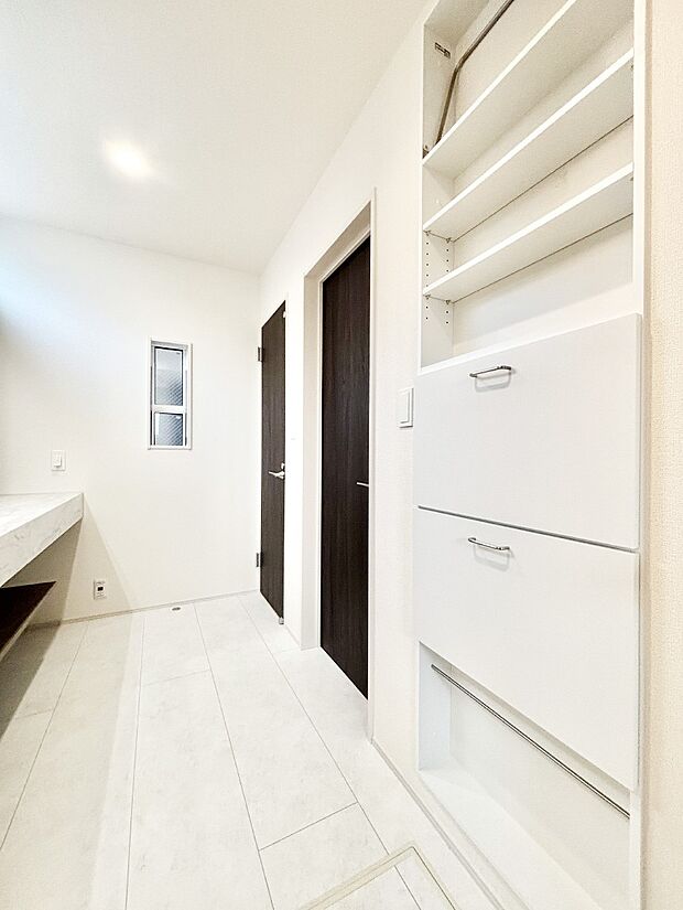 ランドリースペースには嬉しい収納棚が付いています。