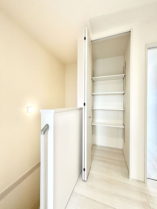 廊下収納。掃除道具や季節の小物を収納することができます。