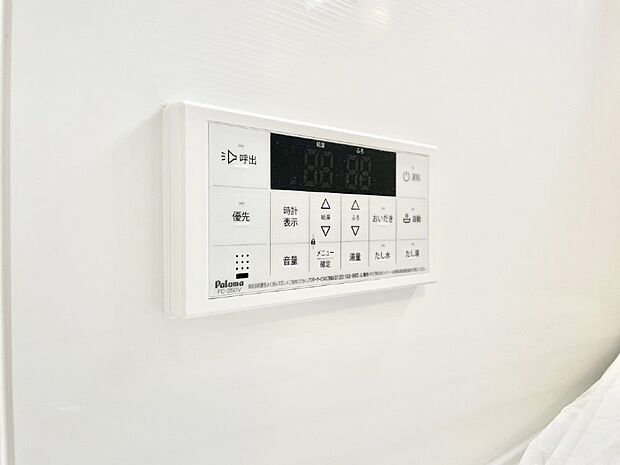 スイッチ1つで一定量の湯を浴槽に張ったり、保温や追い焚きが可能!