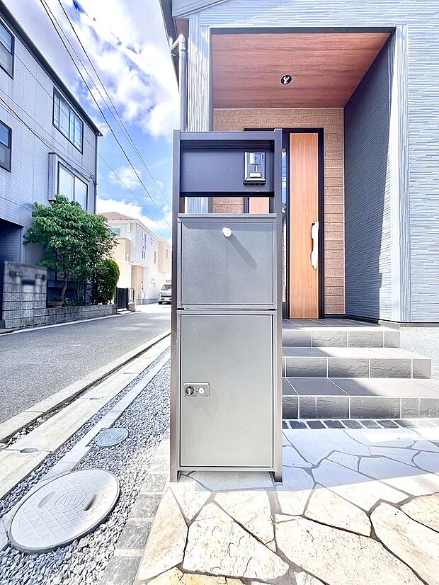 シンプルデザインのポスト。