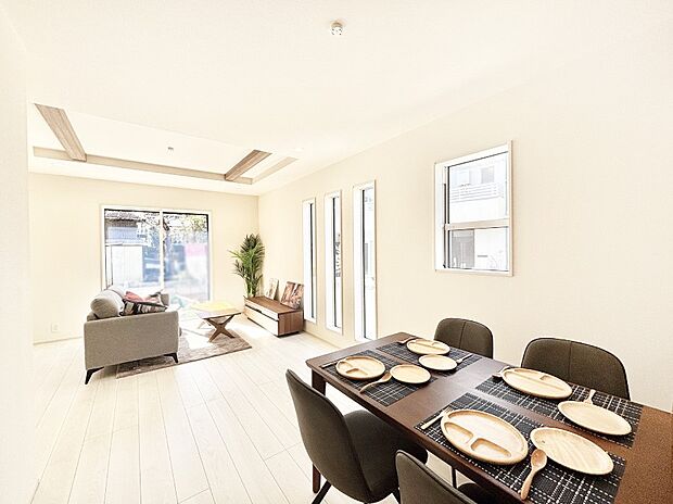 家族団らんの時間も増えそうなくつろぎのリビングダイニング。