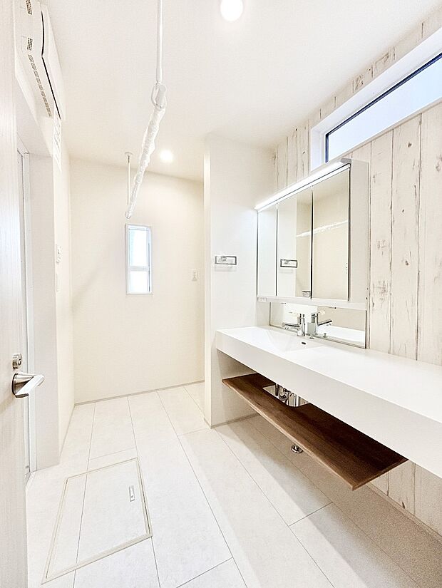 身支度もスムーズにおこなえる脱衣場。