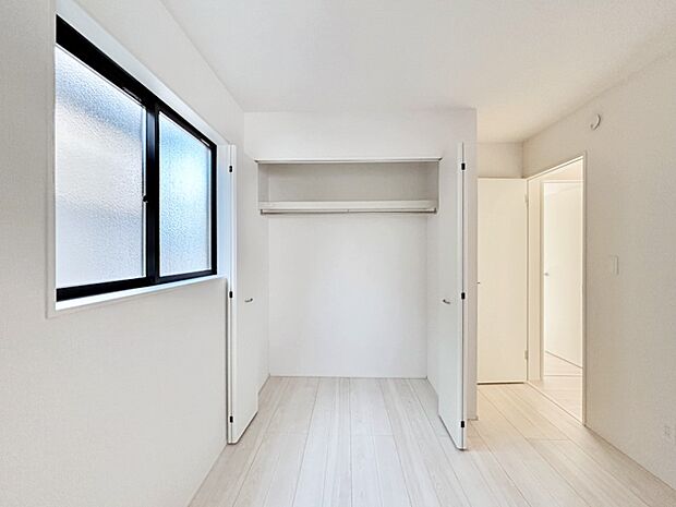 洋室のクローゼット。奥行きがあるので厚手の衣類もすっきり収まります。