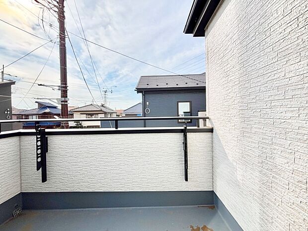 ゆったりバルコニーだから沢山お洗濯ものを干せます。