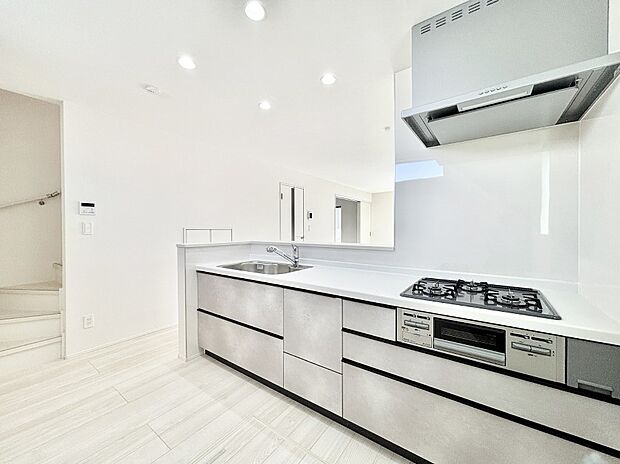 料理をしながらでもご家族との会話を楽しめる対面キッチン