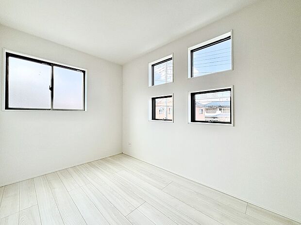 窓からのやさしい光が心地よいプライベートルーム