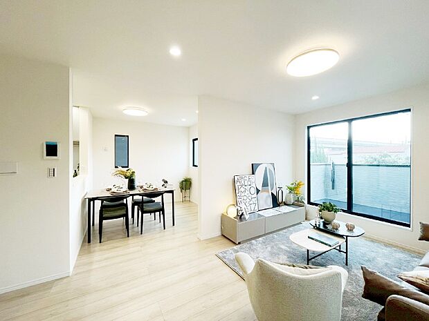 大きな窓からたっぷりの陽光と風を感じられるリビング