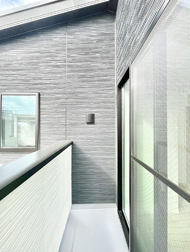 ゆったりバルコニーだから沢山お洗濯ものを干せます。