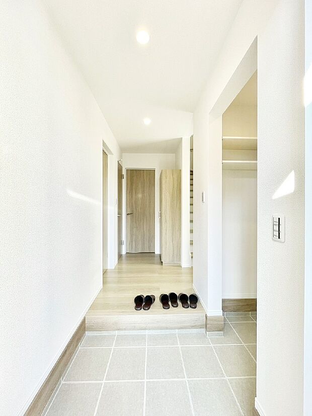 家族の帰宅やお客様をあたたかく迎える玄関