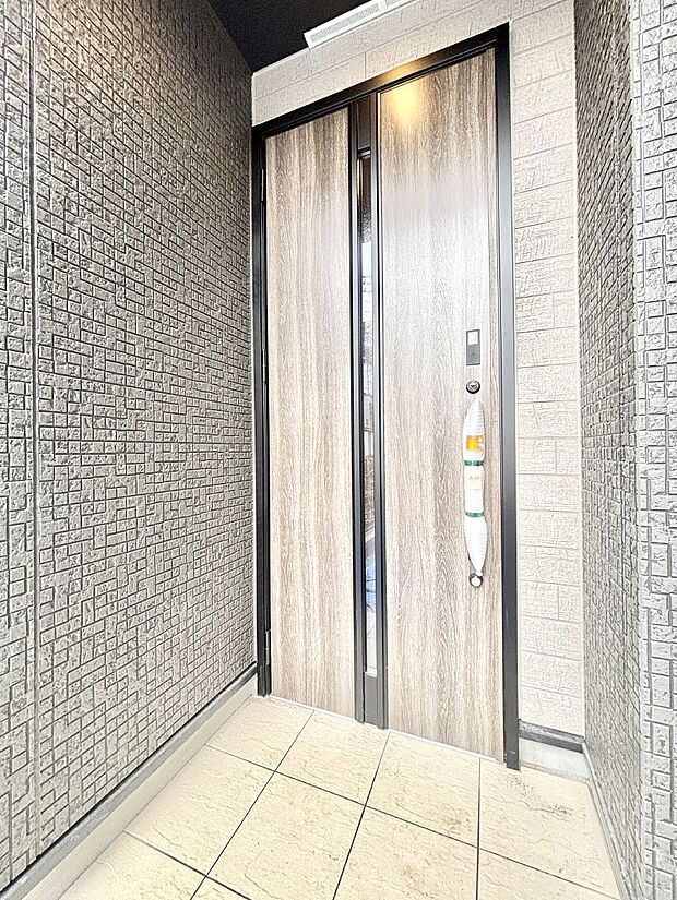 大切な家族、来客を出迎える玄関。