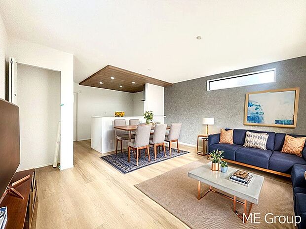 ご家族の賑やかな話し声で包まれる明るいリビング ※家具はCGです