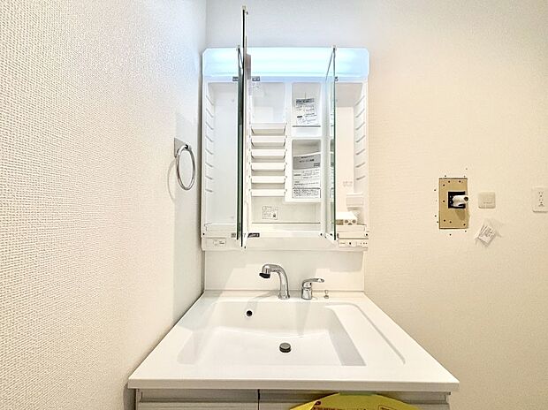 三面鏡の裏に、化粧品や衛生用品などを収納可能。洗面台をすっきりと保ちます!