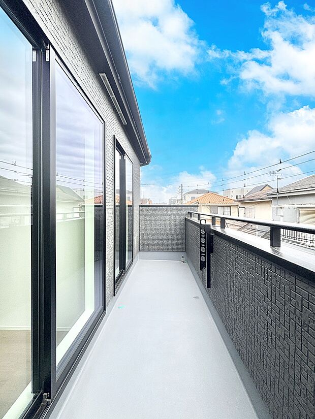 暖かな陽光が降り注ぐバルコニーはお洗濯におすすめ。爽やかな風も心地よいです。