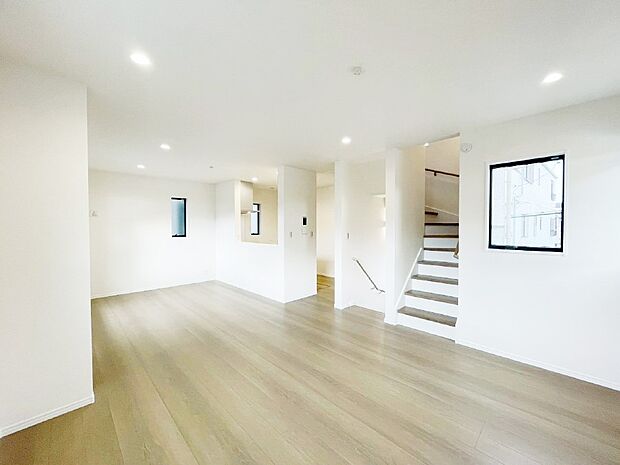 ご家族の賑やかな話し声で包まれる明るいリビング