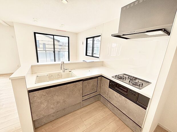 リビングで遊ぶお子様を見守りながらお料理ができる対面キッチン