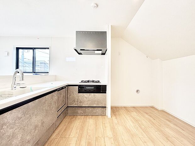 L字型だと料理するスペースも広々と使えます。コンパクトに動けてお料理ラクラク。