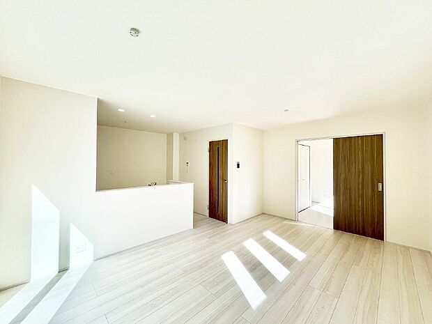 ご家族の賑やかな話し声で包まれる明るいリビング