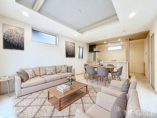 家族の和やかな会話が聞こえてきそう。開放感のあるリビングです。※家具はCGです