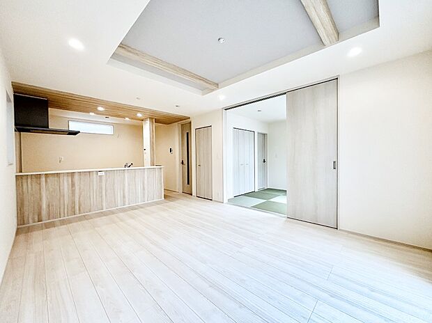 折上天井は立体的な奥行きがあるので、天井が広く見えて開放的な空間を演出できます。