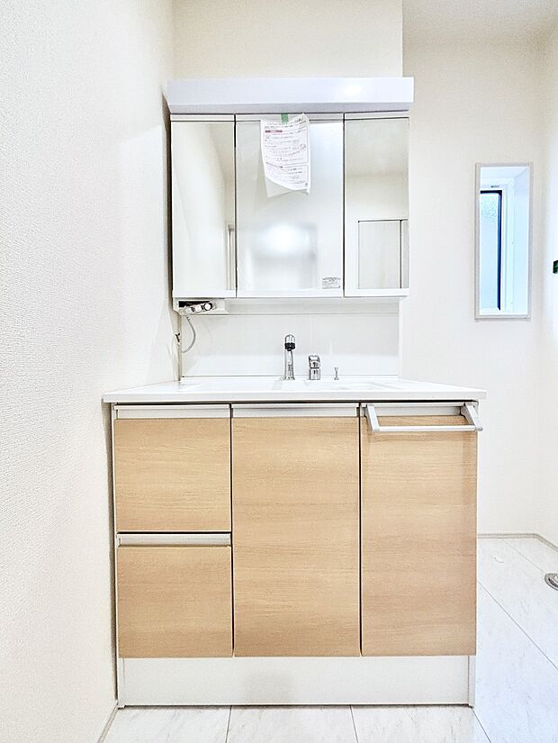 大きく見やすい三面鏡で清潔感ある洗面台は、身だしなみチェックや肌のお手入れにおすすめです。