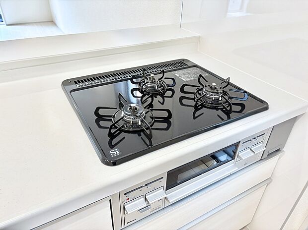 ガスコンロはSiセンサー搭載。火力調節や焦げ付き・消し忘れも防いでくれます。