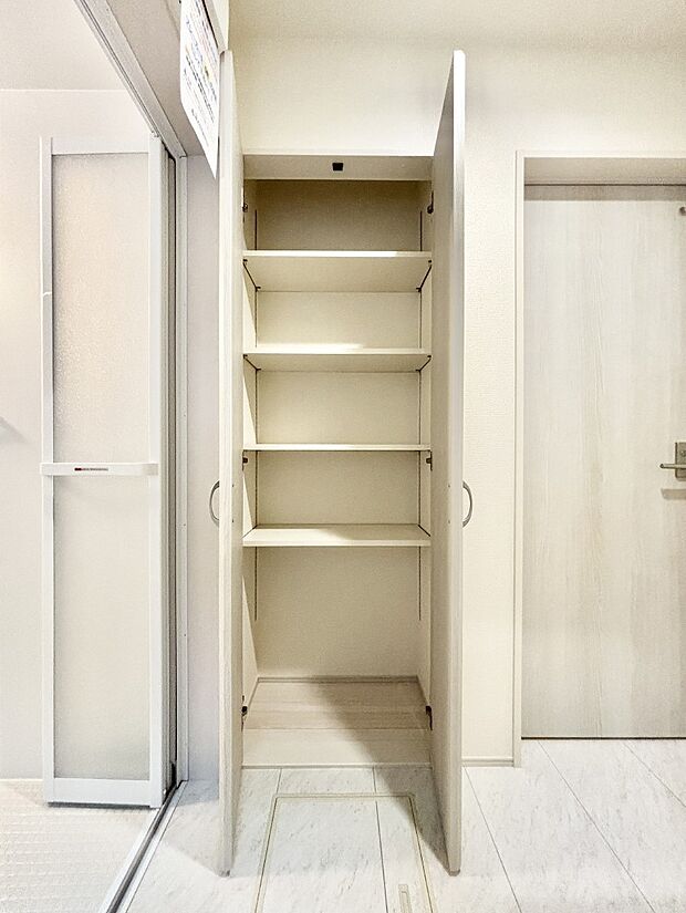 タオル類や洗剤などの保管に。可動棚付きランドリースペース