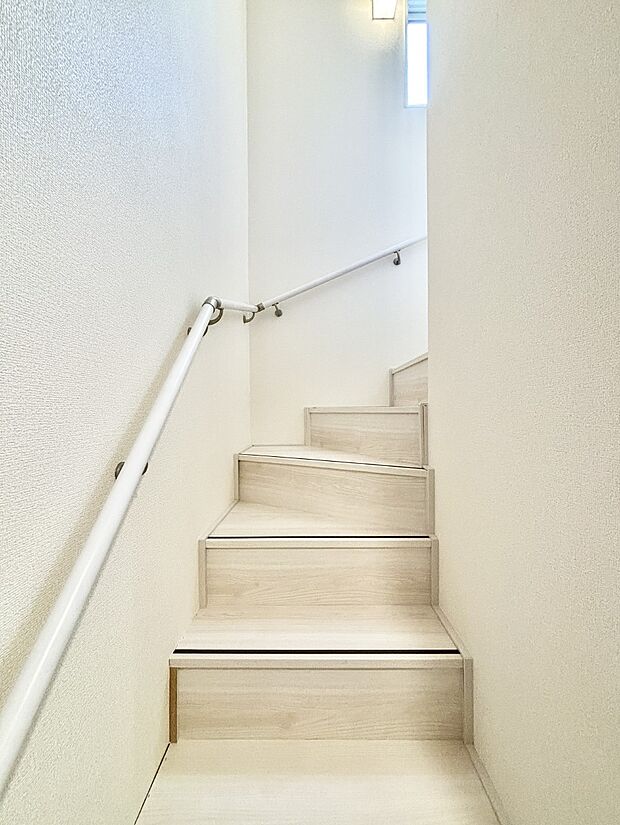 階段は手すり付きなので小さなお子さまやご高齢の方も安心です