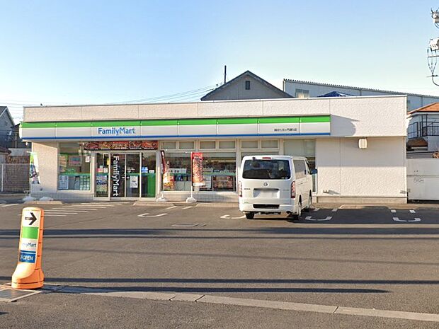 コンビニ 600m ファミリーマート 越谷七左エ門通り店