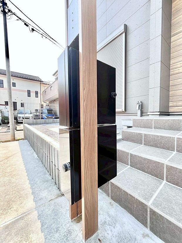 表札・インターホン・ポスト・宅配BOXをひとつに集約。エントランスになじむシンプルデザイン。