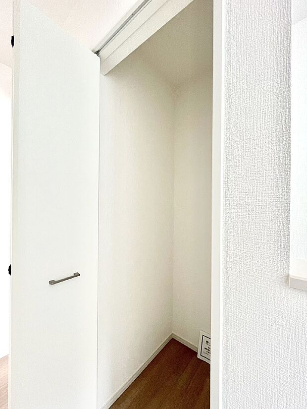 廊下収納。掃除道具や季節の小物を収納することができます。