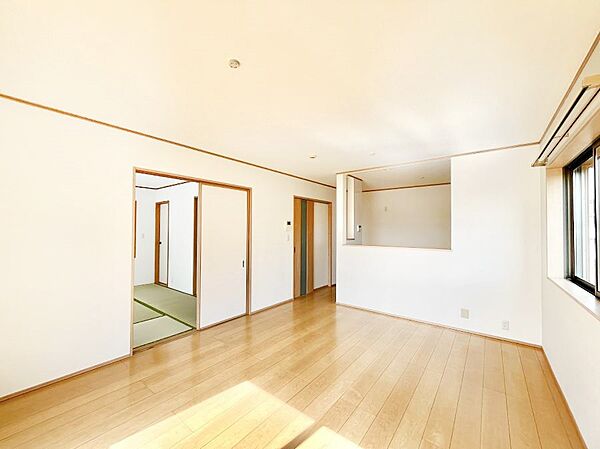 明るい陽光が注ぎ、寛ぎの雰囲気に満たされるリビング・ダイニング。