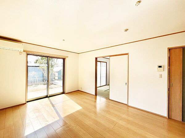 隣接の和室を開放すればさらに広々空間に